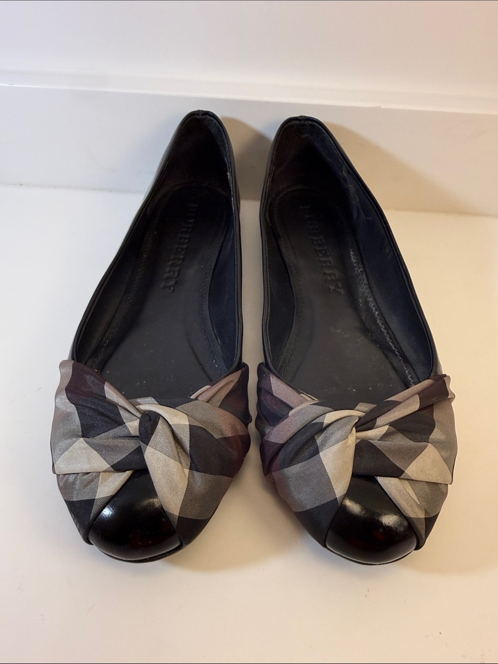Burberry Black Leather Ballet Flats with Beige and Brown Check Knot - Size 8
